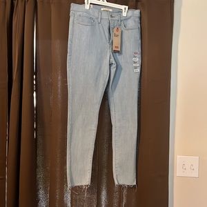 311 shaping skinny mid rise Levi’s. Size 12/31*30